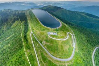 Pro soláry a větrníky je bateriová akumulace iluzí. Duální energetika prudce zdražuje elektřinu - Médium.cz